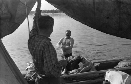 Sailing trip aboard Shchelya karbass
