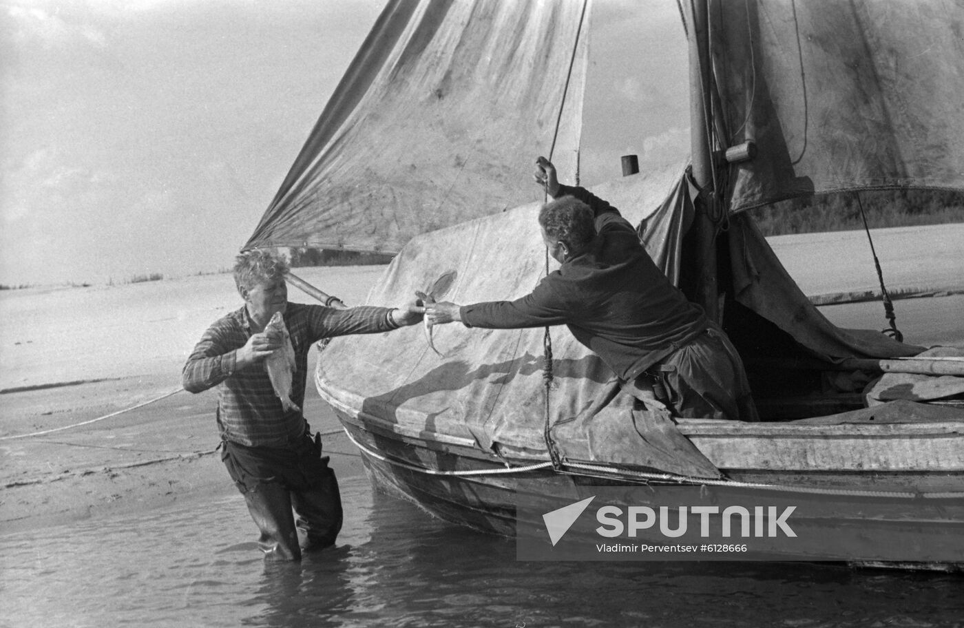 Sailing trip aboard Shchelya karbass