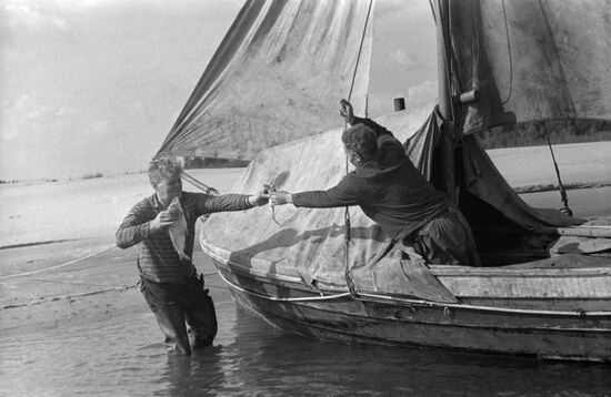 Sailing trip aboard Shchelya karbass