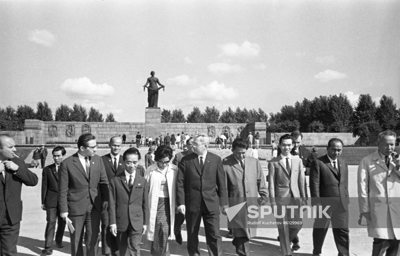 Cambodian parliamentary delegation visits USSR