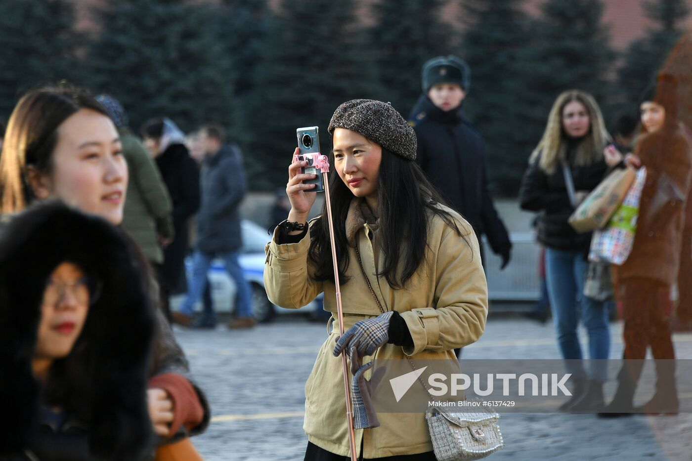 A tourist makes a photo next to the Moscow's Kremlin at the Red Square, in Moscow, Russia. Location: Russia, Moscow. Author: Maksim Blinov/Sputnik. Russia Daily Life