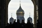 People visit Moscow's Kremlin with the Cathedral of the Archangel in the background, in Moscow, Russia. Location: Russia, Moscow. Author: Maksim Blinov/Sputnik. Russia Daily Life