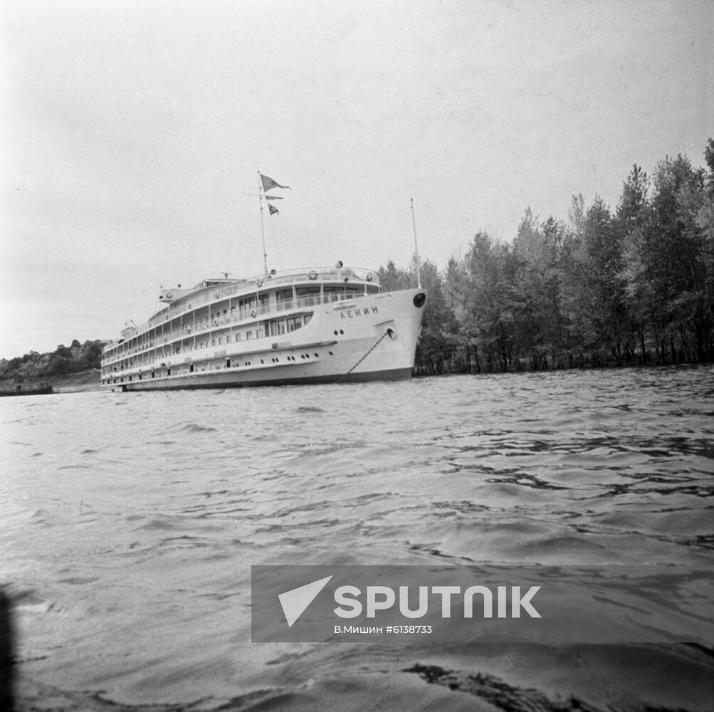 Diesel-electric ship Lenin