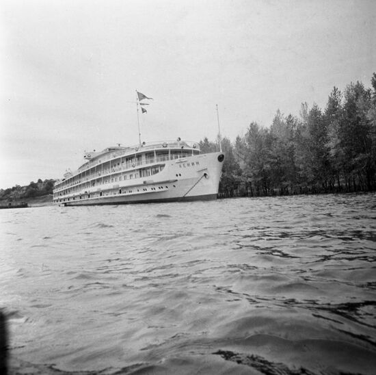 Diesel-electric ship Lenin