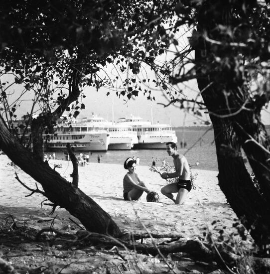 Tourists on Volga beach