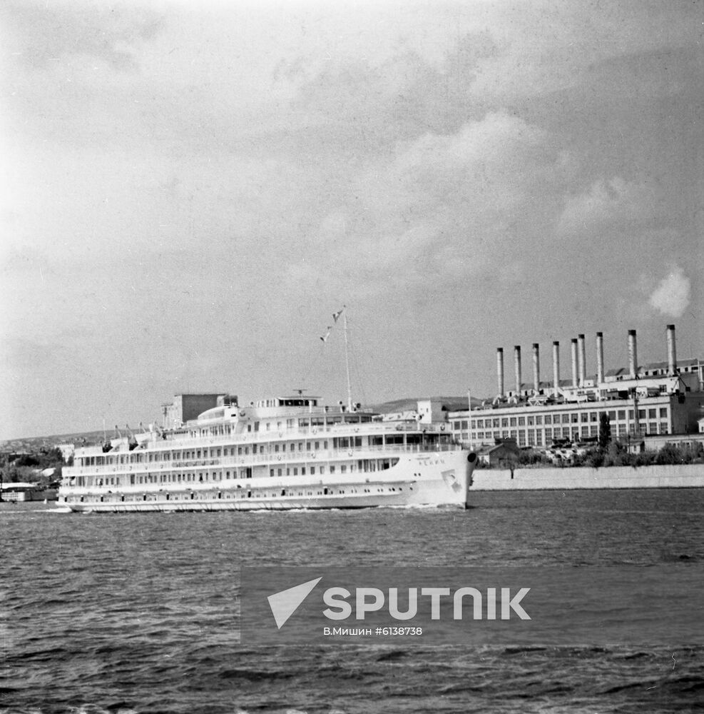 Diesel-electric ship Lenin