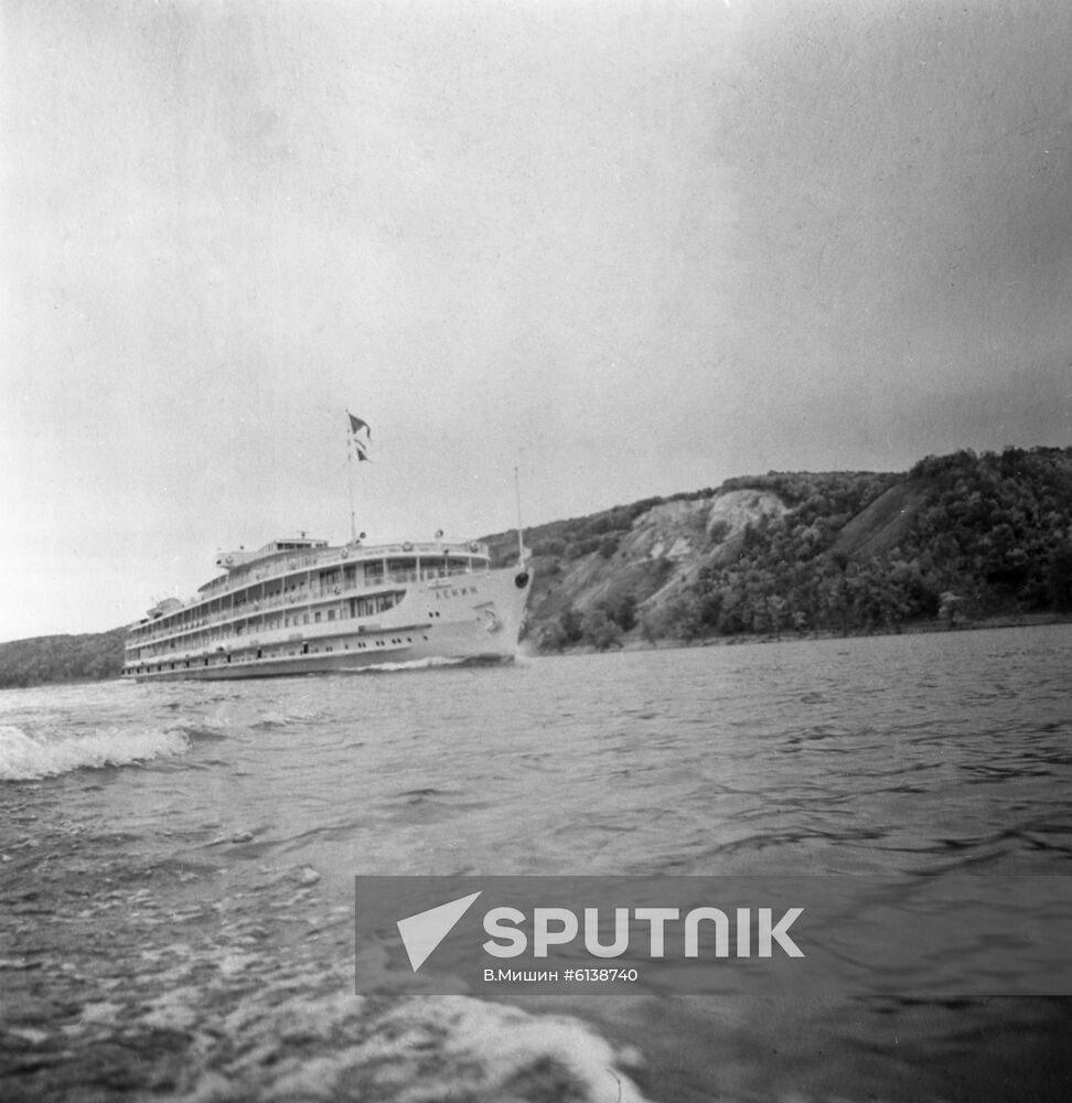 Diesel-electric ship Lenin