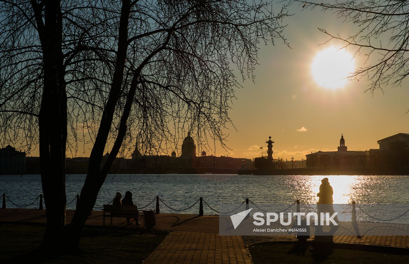 People walk at the embankment of Peter and Paul Fortress at St. Petersburg, Russia. Location: Russia, St. Petersburg. Author: Alexei Danichev/Sputnik. Russia Daily Life