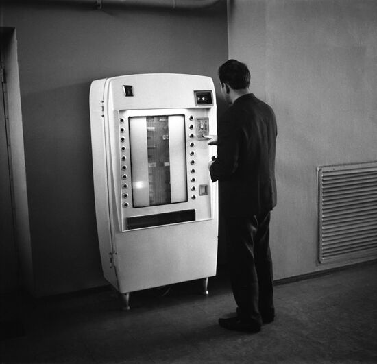 Vending machine for pharmaceutical products