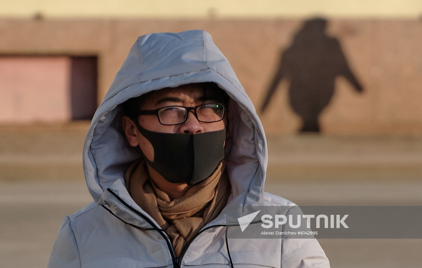 A Chinese tourist wearing a face mask visits Dvortsovaya Square in St. Petersburg, Russia. An outbreak of a new coronavirus that began in the central Chinese city of Wuhan has killed 17 and infected nearly 600 people globally. Location: Russia, St. Petersburg. Author: Alexei Danichev/Sputnik. Russia New Coronavirus