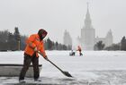 Municipal workers clear the snow off a sidewalk in Moscow, Russia. Location: Russia, Moscow. Author: Maksim Blinov/Sputnik. Russia Moscow Weather