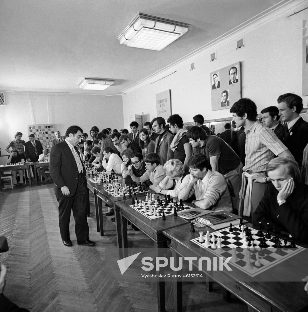 Tigran Petrosyan conducts simultaneous exhibition against Universiade 73 participants