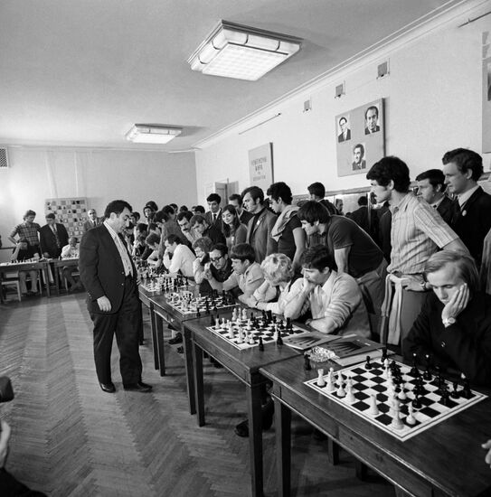 Tigran Petrosyan conducts simultaneous exhibition against Universiade 73 participants