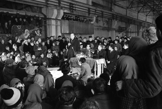Pilot-cosmonauts of USSR Alexei Yeliseyev and Yevgeny Khrunov visit Uzbekistan