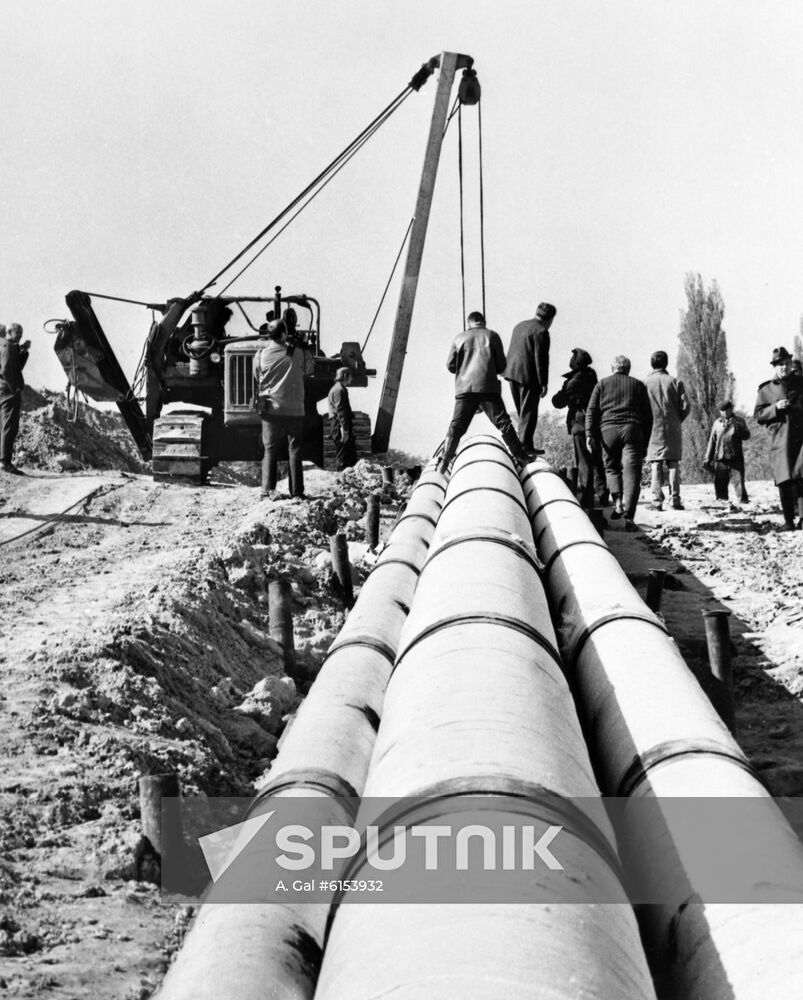 Building Druzhba (Friendship) oil pipeline in Hungarian People's Republic