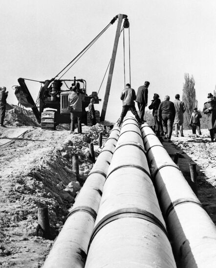 Building Druzhba (Friendship) oil pipeline in Hungarian People's Republic