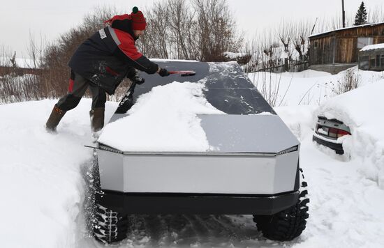 Russia Tesla Cybertruck Replica