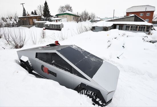 Russia Tesla Cybertruck Replica