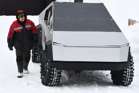 Russia Tesla Cybertruck Replica