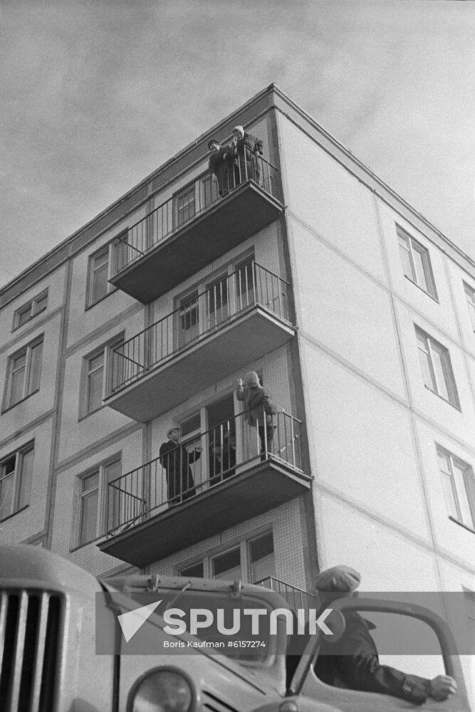 Moscow residents move into new apartments