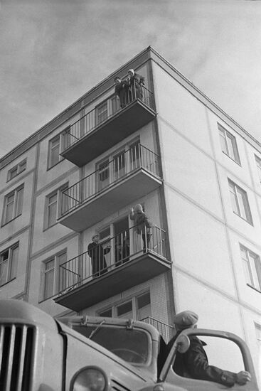Moscow residents move into new apartments
