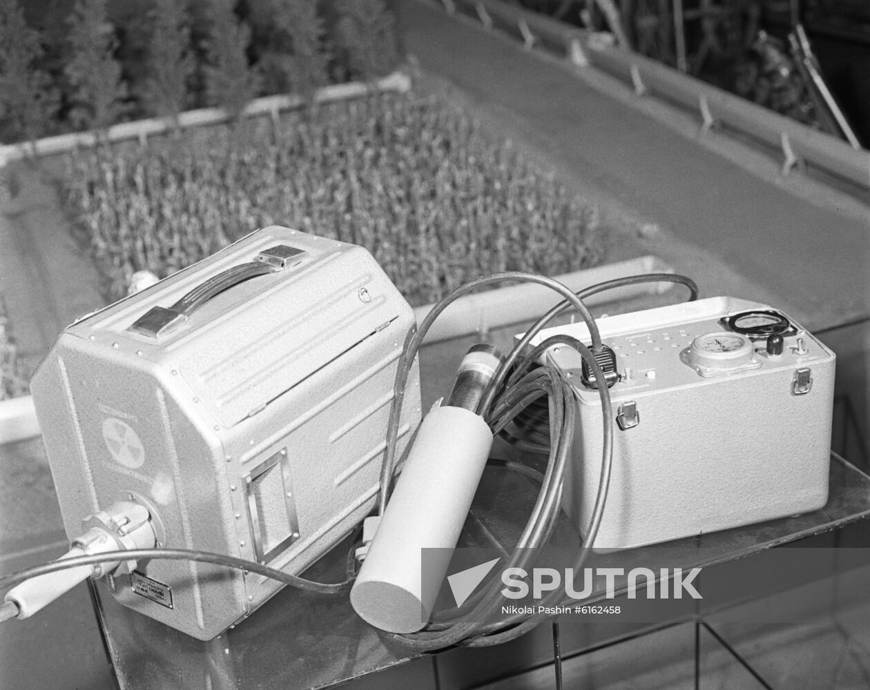 PIV-1 semiconductor radio-isotope device