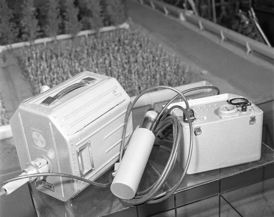 PIV-1 semiconductor radio-isotope device