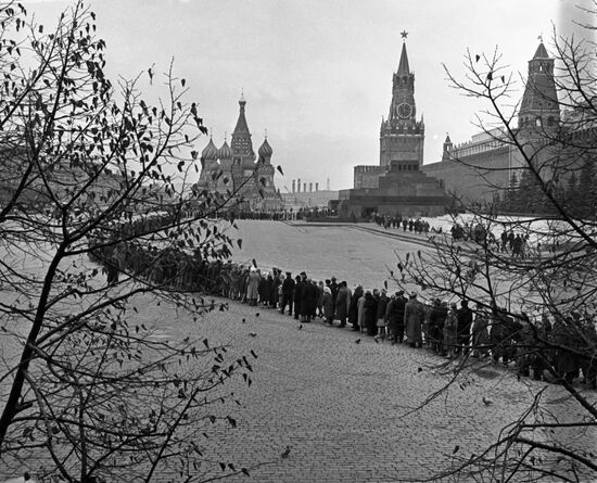 Line to Lenin Mausoleum