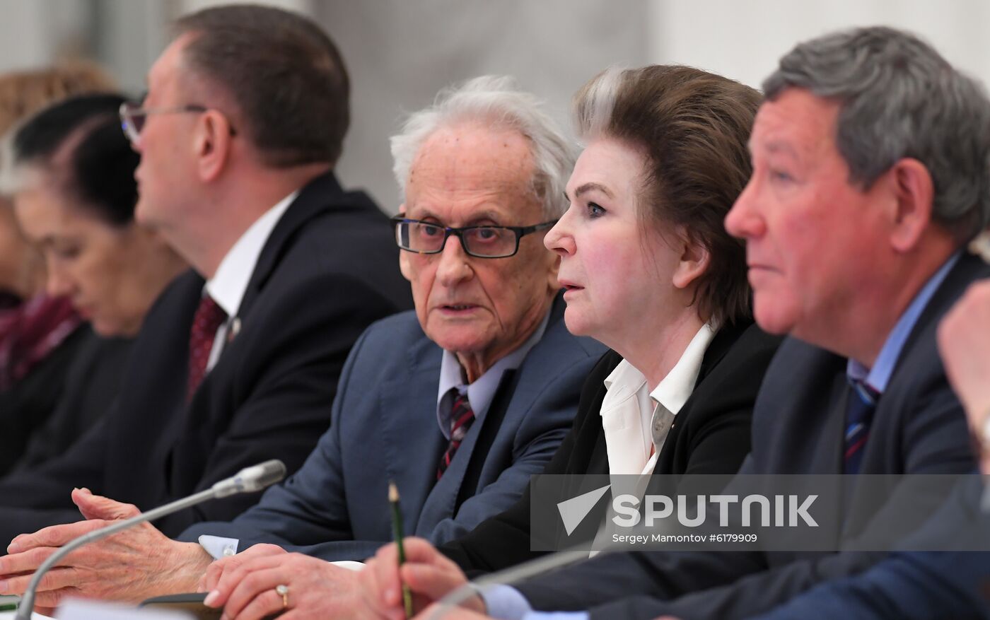 Deputy Head of the Public Law Research Center of the Institute of Legislation and Comparative Law under the Russian Government Yuri Tikhomirov, centre left, talks to lawmaker Valentina Tereshkova before a meeting of Russian President Vladimir Putin with members of the working group on proposals for amendments to the Russian constitution, in Moscow, Russia. Location: Russia, Moscow. Author: Sergey Mamontov/Sputnik. Russia Putin Сonstitution