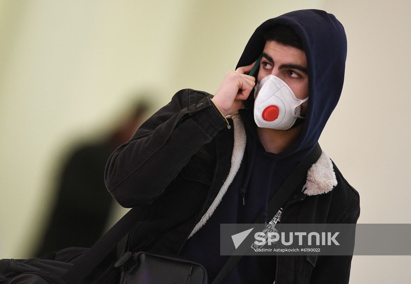 A passengers wearing a protective mask walks at Sheremetyevo airport, outside Moscow, Russia. Moscow Mayor Sergei Sobyanin has ordered to introduce a high-readiness regime in the Russian capital due to the threat of the spread of a new coronavirus infection. Location: Russia, Moscow. Author: Vladimir Astapkovich/Sputnik. Russia New Coronavirus