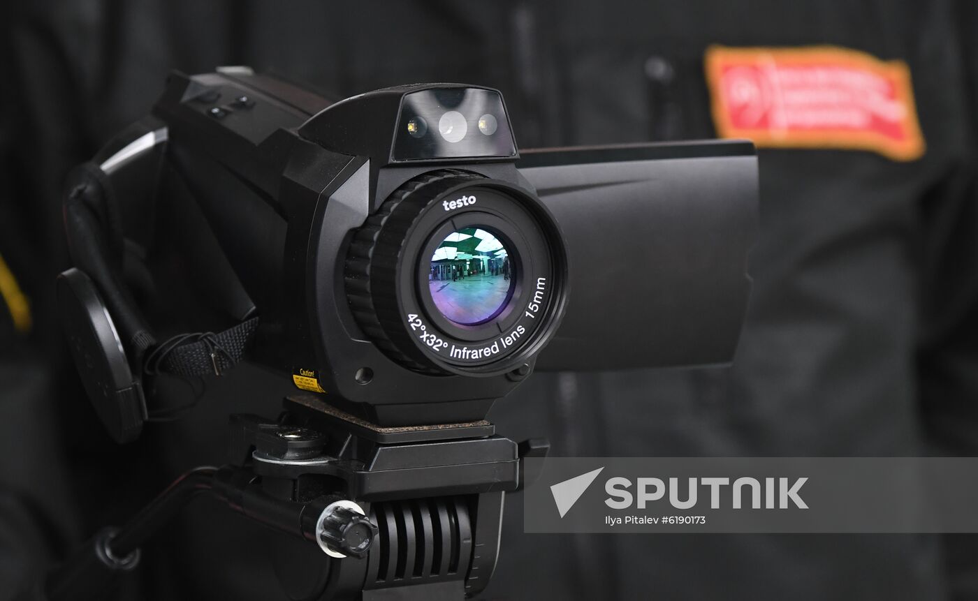 A metro employee checks the temperature of Moscow metro passengers using a thermal imager in Moscow, Russia. The Moscow Metro has strengthened sanitary safety measures because of coronavirus. Location: Russia, Moscow. Author: Ilya Pitalev/Sputnik. Russia New Coronavirus