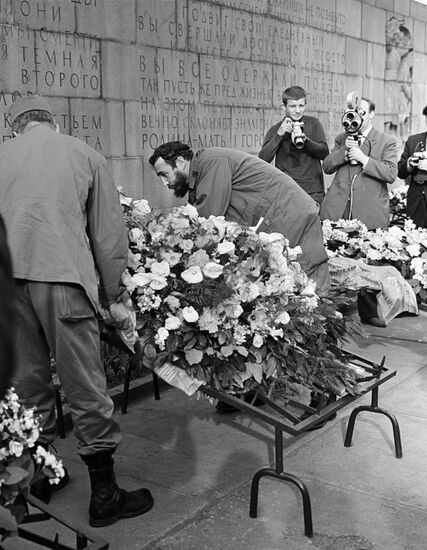 Fidel Castro visits USSR