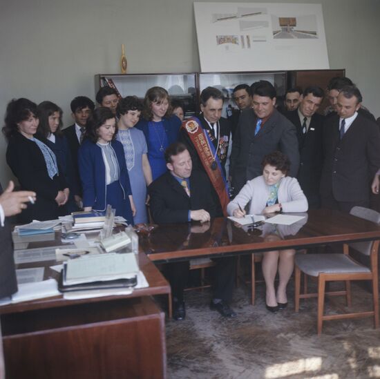 Signing agreement on socialist emulation between Taganrog Integrated Works and Rostselmash