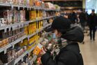 A woman wears a protective mask following an outbreak of the coronavirus disease (COVID-19), while shopping in a Globus hypermarket in Moscow, Russia. Location: Russia, Moscow. Author: Maksim Blinov/Sputnik. Russia Coronavirus