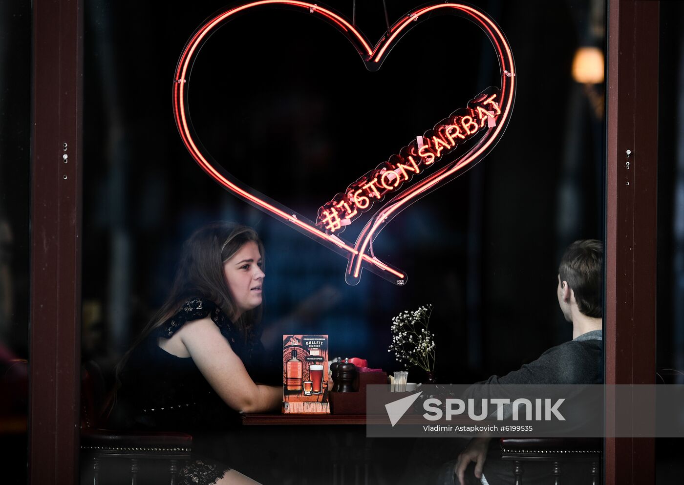 People chat in a cafe amid concerns over the coronavirus disease spread in Moscow, Russia. Location: Russia, Moscow. Author: Vladimir Astapkovich/Sputnik. Russia Daily Life
