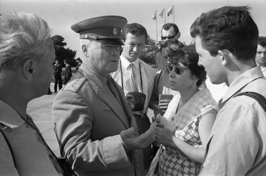 Soviet delegation visits CSSR