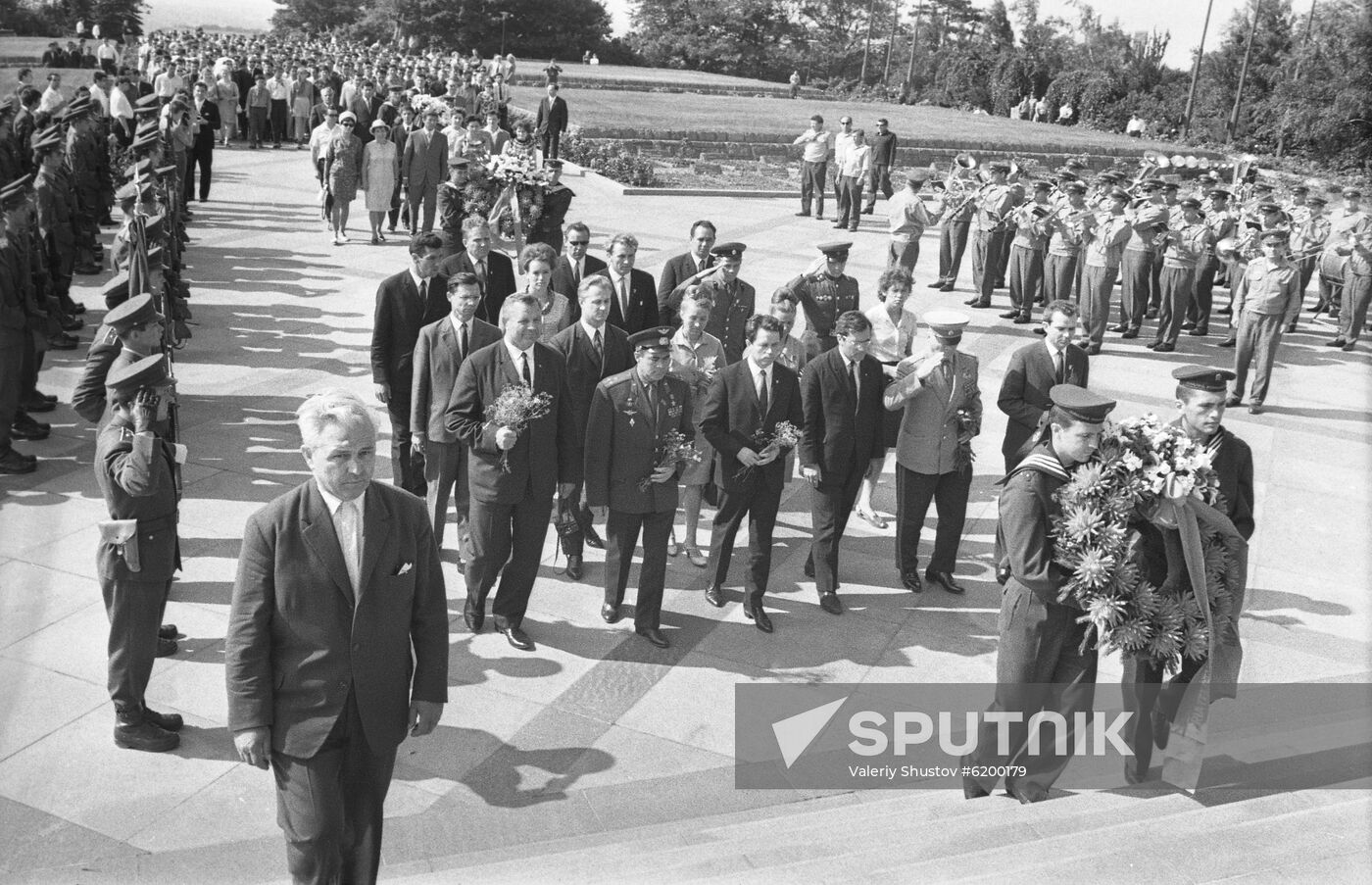 Soviet delegation visits CSSR