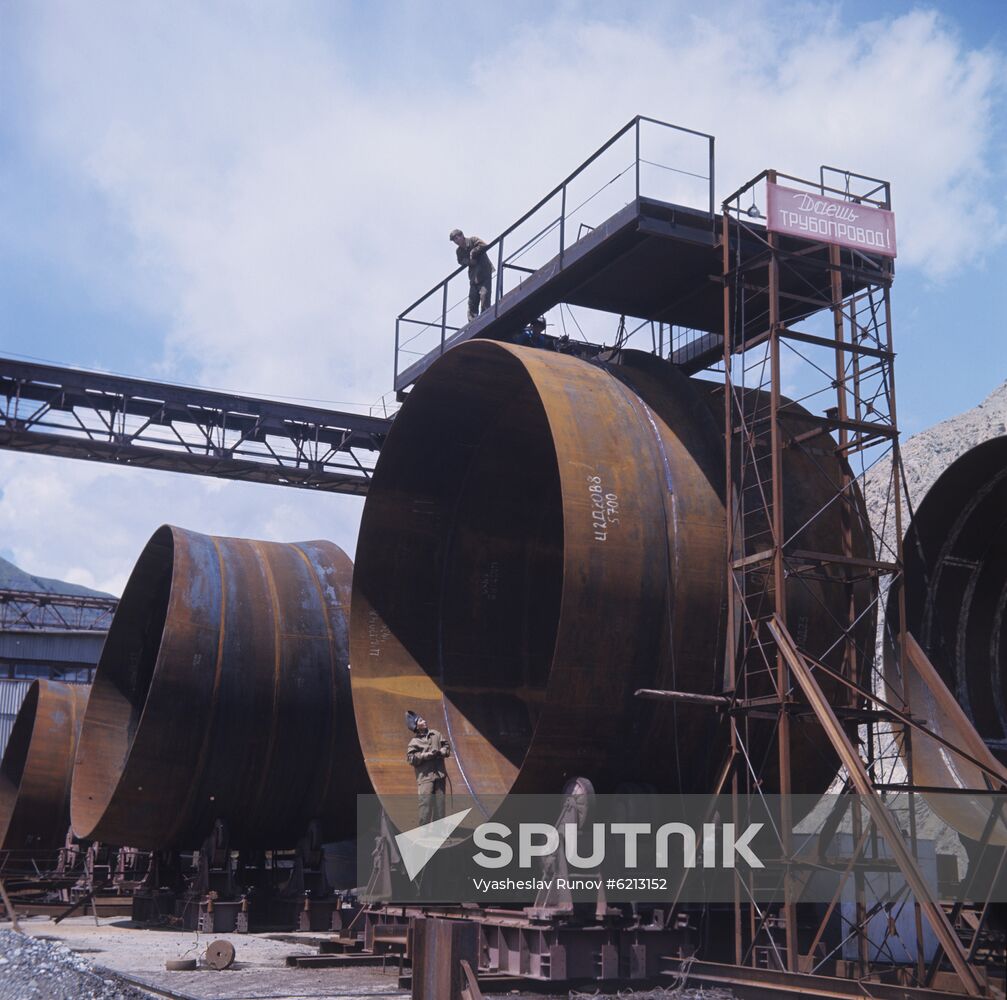 Construction of Toktogul hydropower plant