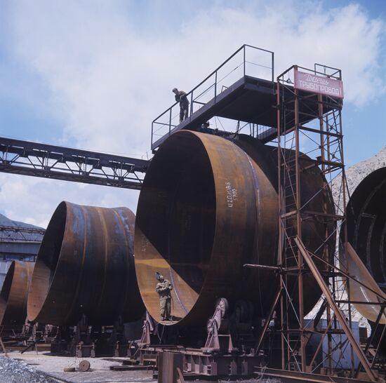 Construction of Toktogul hydropower plant
