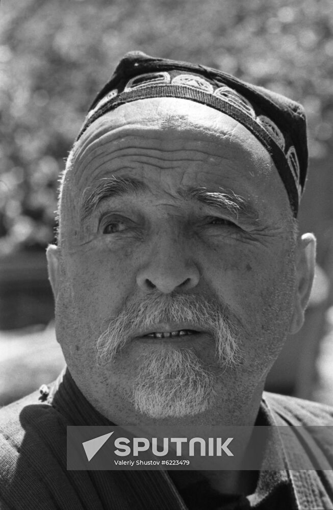 Ceramic artist Usto Umar Jurakulov