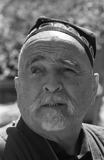 Ceramic artist Usto Umar Jurakulov