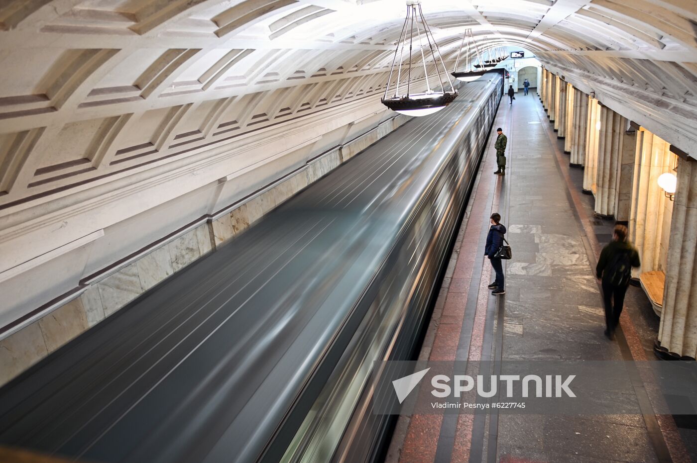 People wait for the train at the subway during the mandatory self-isolation amid coronavirus disease outbreak, in Moscow, Russia. Location: Russia, Moscow. Author: Vladimir Pesnya/Sputnik. Russia Coronavirus Lockdown