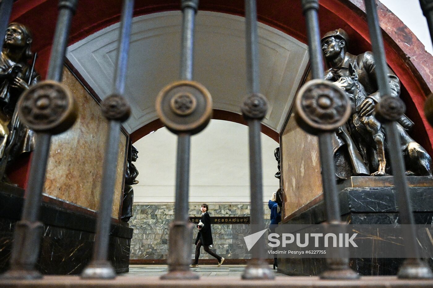 A woman walks at the subway during the mandatory self-isolation amid coronavirus disease outbreak, in Moscow, Russia. Location: Russia, Moscow. Author: Vladimir Pesnya/Sputnik. Russia Coronavirus Lockdown