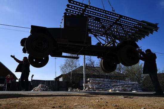 Craftsman from Novosibirsk Region makes WWII military hardware replicas