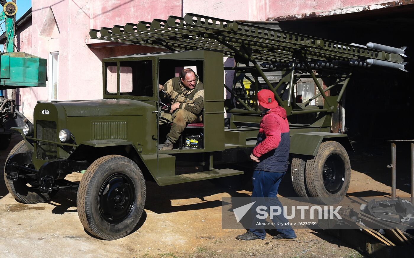 Craftsman from Novosibirsk Region makes WWII military hardware replicas