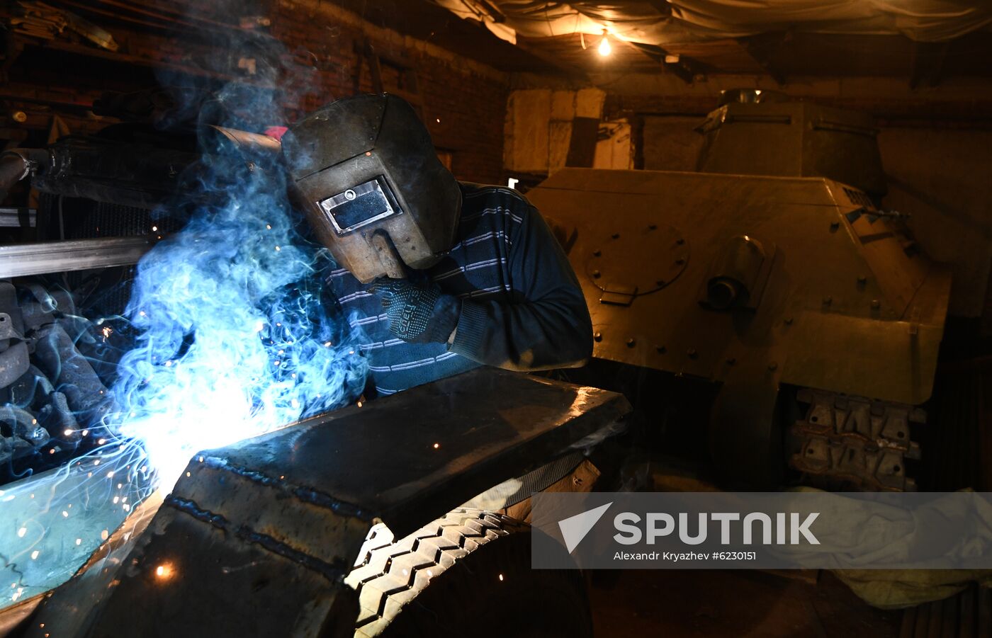 Craftsman from Novosibirsk Region makes WWII military hardware replicas