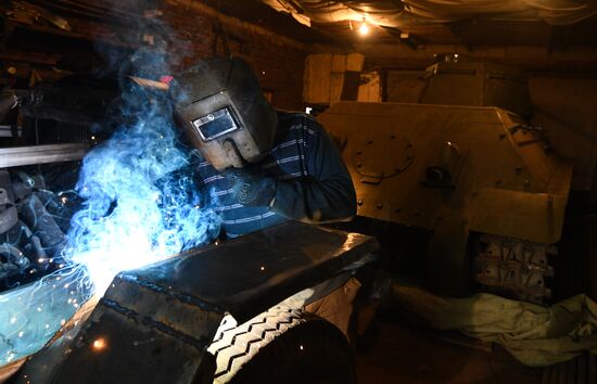 Craftsman from Novosibirsk Region makes WWII military hardware replicas