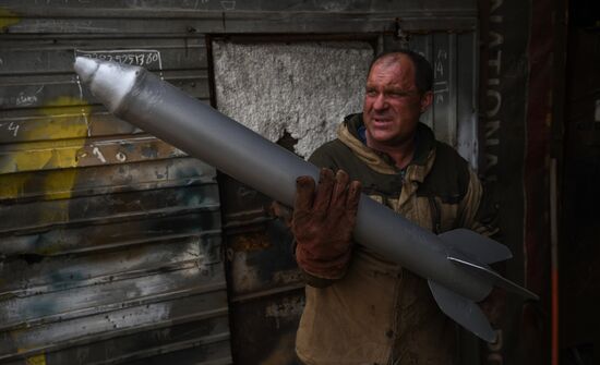 Craftsman from Novosibirsk Region makes WWII military hardware replicas