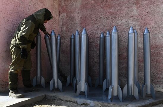 Craftsman from Novosibirsk Region makes WWII military hardware replicas