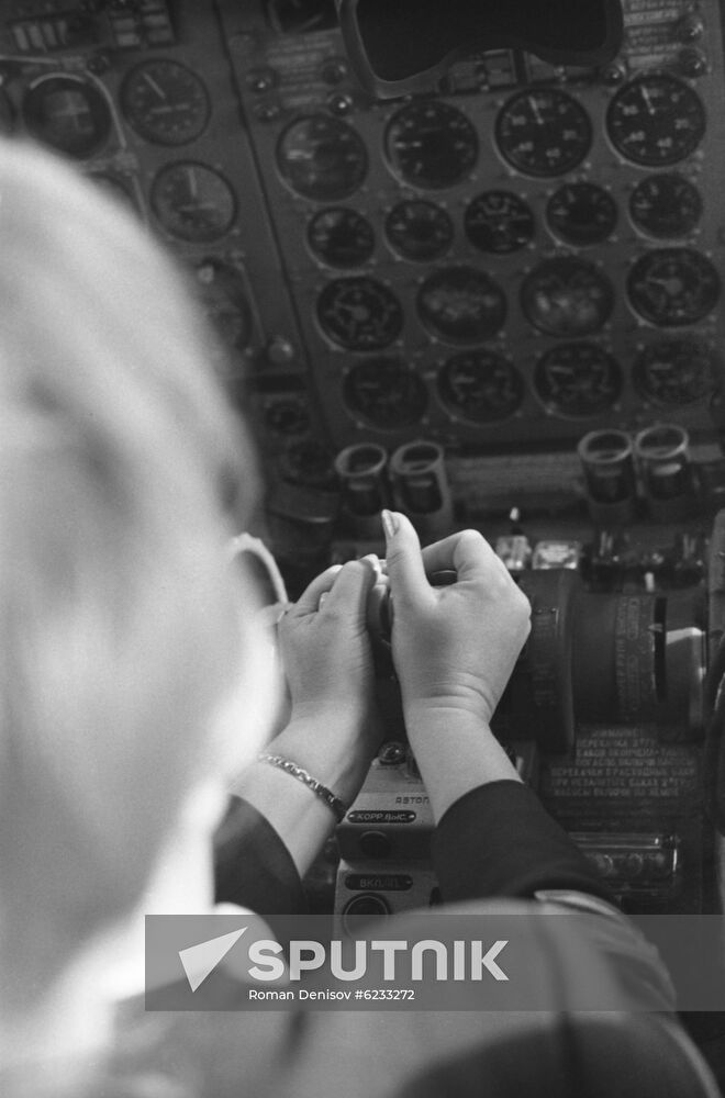 Ilyushin Il 18 women's crew